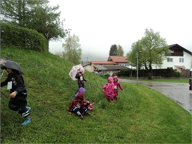 Kinder beim Erkunden des Kurparks Schwangau